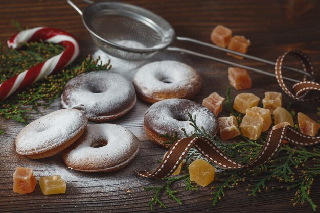 Foto zelfgemaakte donuts met riet van het suikergoed voor de kerst