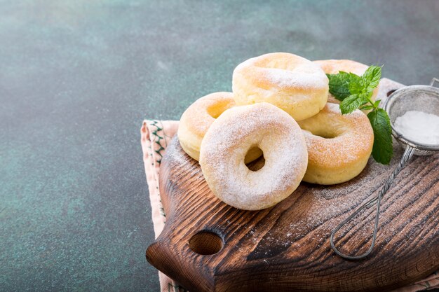 Zelfgemaakte donuts met suiker