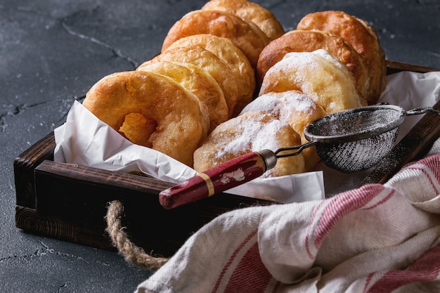 Zelfgemaakte donuts met suikerpoeder