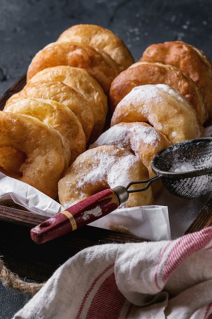 Zelfgemaakte donuts met suikerpoeder