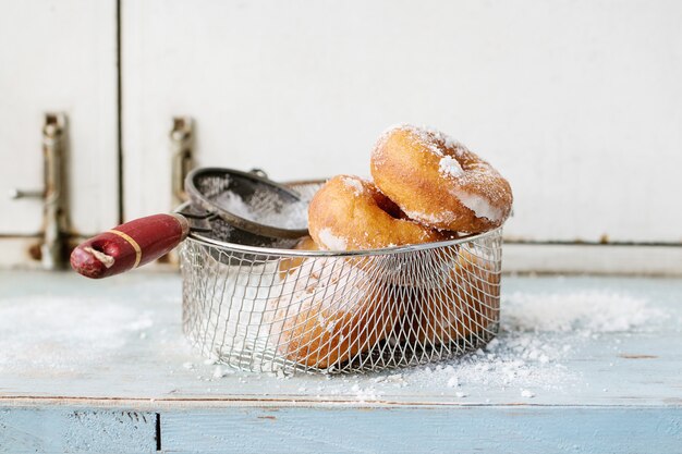 Zelfgemaakte donuts met suikerpoeder