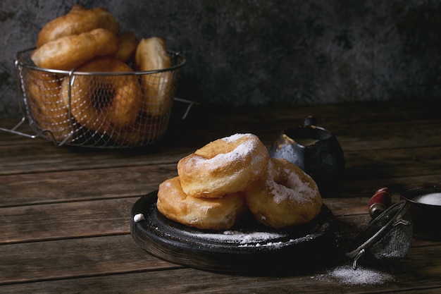 Zelfgemaakte donuts met suikerpoeder