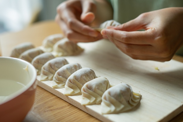 Foto zelfgemaakte dumplings in chinese stijl maken