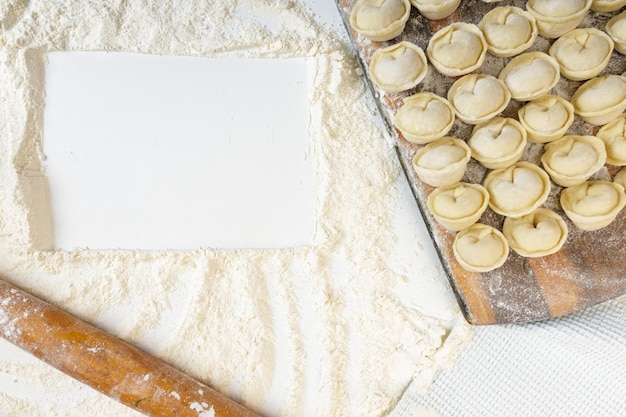 Zelfgemaakte dumplings in de keuken zonder versieringen. dumplings maken met varkensgehakt, rundvlees en kip