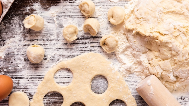 Zelfgemaakte dumplings koken van natuurlijke producten. Bovenaanzicht.