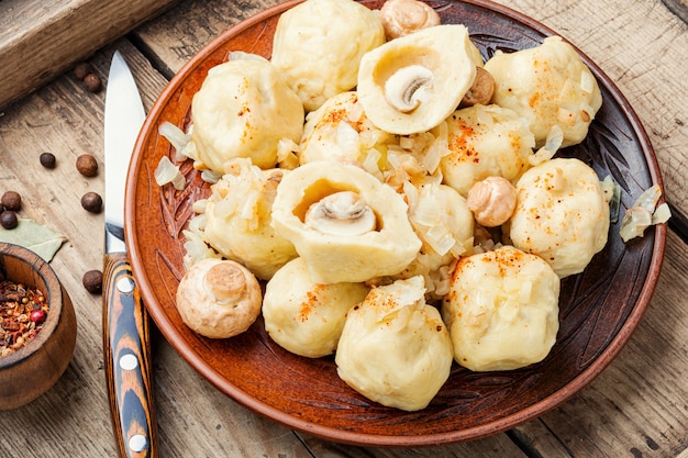 Zelfgemaakte dumplings met champignons.