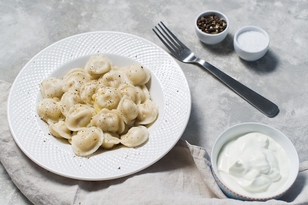 Foto zelfgemaakte dumplings op een plaat.