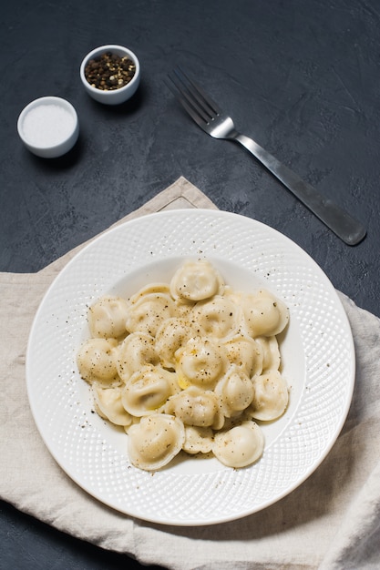 Zelfgemaakte dumplings op een plaat.