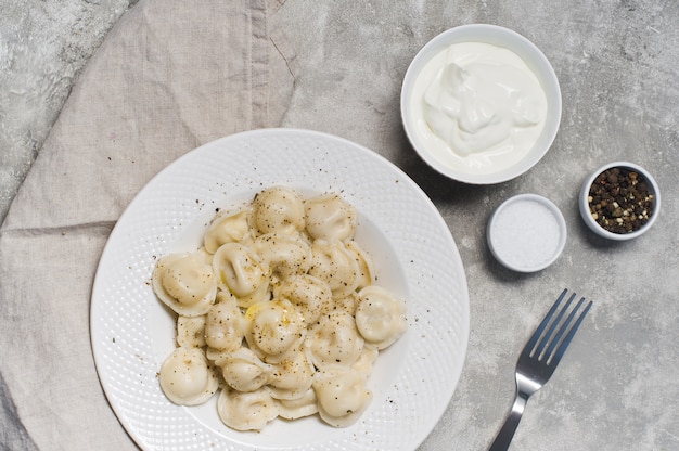 Zelfgemaakte dumplings op een plaat.