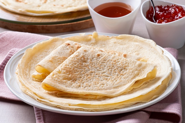 Zelfgemaakte dunne pannenkoeken