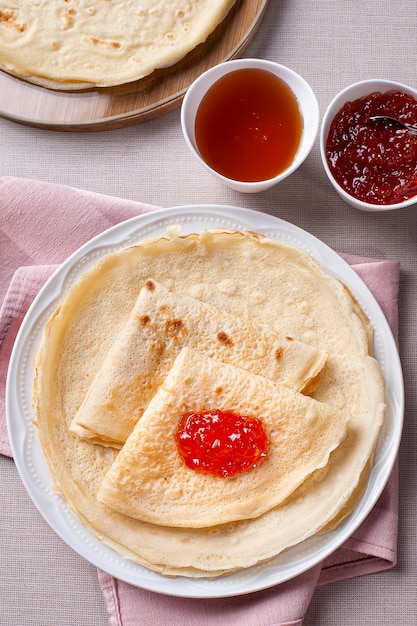 Zelfgemaakte dunne pannenkoeken