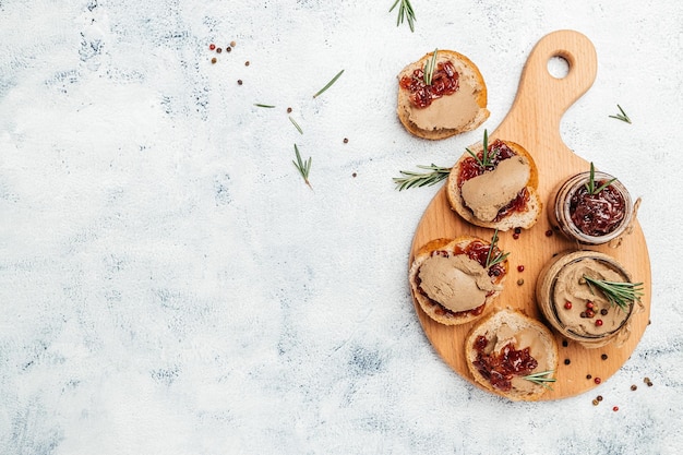 Zelfgemaakte eendenleverpastei met rode uienjam gastronomische hapjes geassorteerde italiaanse voorgerecht bruschetta banner menu recept plaats voor tekst bovenaanzicht