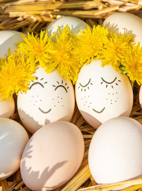 Zelfgemaakte eieren met mooie gezichten en een glimlach.