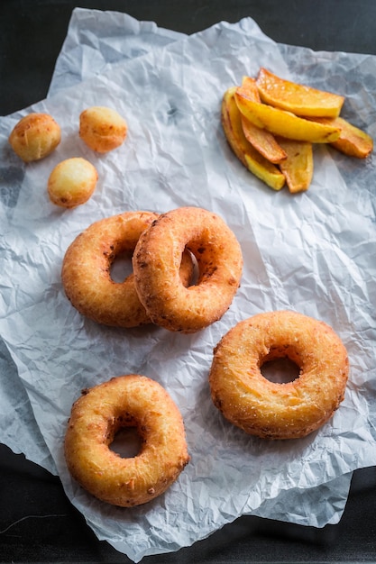 Foto zelfgemaakte en heerlijke zelfgemaakte donuts met poedersuiker