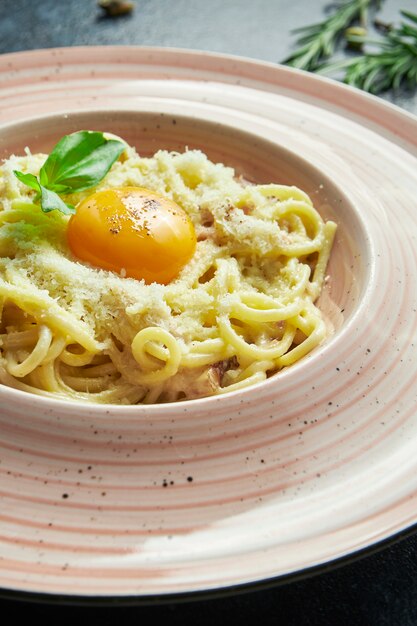 Zelfgemaakte en verse carbonara pasta met dooier en parmezaan