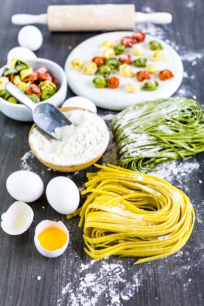 Zelfgemaakte Fettuccine-pasta maken met verse producten van de boerderij.