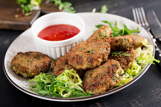 Zelfgemaakte fish cake kabeljauw, spinazie en paneermeel