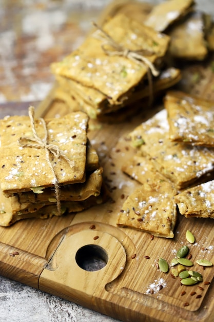 Foto zelfgemaakte fitness cookies op een houten bord.