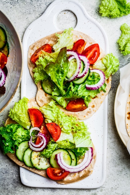 Zelfgemaakte flatbread met verse groenten