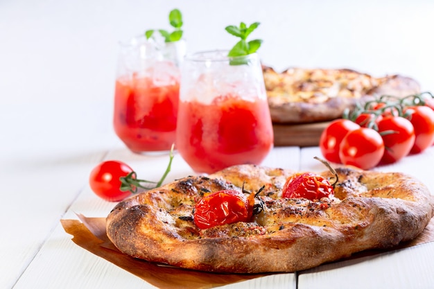 zelfgemaakte focaccia in zuurdesem met tomaten en olijfolie concept van zelfgemaakte vegetarische keuken