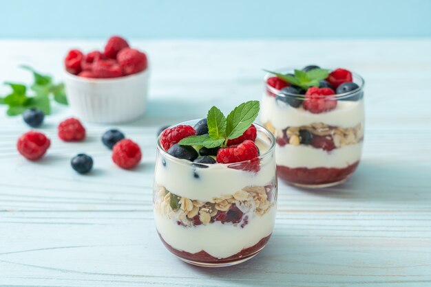 zelfgemaakte framboos en bosbes met yoghurt en granola - gezonde voedingsstijl