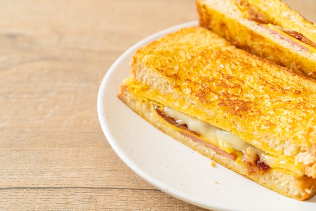 Zelfgemaakte Franse toast ham bacon kaas sandwich met ei