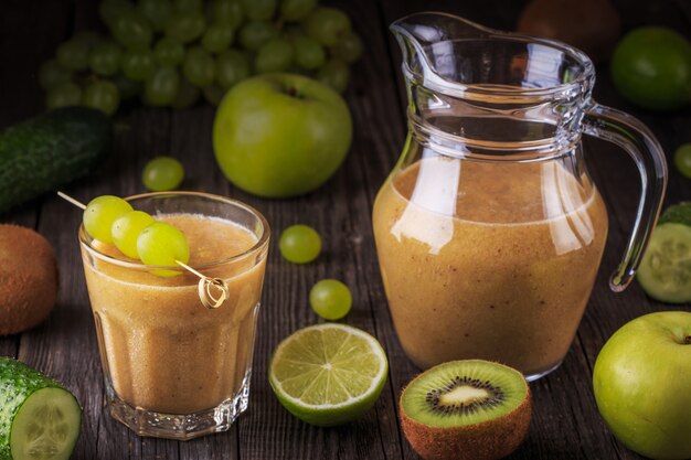 Zelfgemaakte fruit- en groentesmoothie