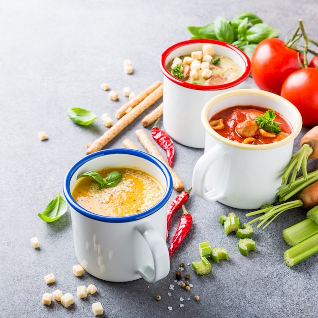 Zelfgemaakte geassorteerde soepen met ingrediënten