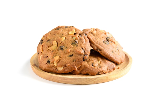 Zelfgemaakte gebak cookies op houten schotel geïsoleerd op een witte achtergrond