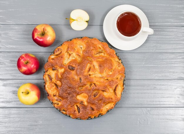 Zelfgemaakte gebakken appeltaart in een bord op een grijze houten tafel klaar om te eten Uitzicht van bovenaf