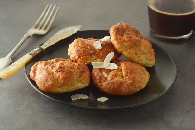 Zelfgemaakte gebakken cakes gemaakt van rijstmeel. Gezond eten, dessert concept.