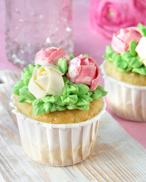 Zelfgemaakte gebakken cupcake met room voor een verjaardagsvakantie