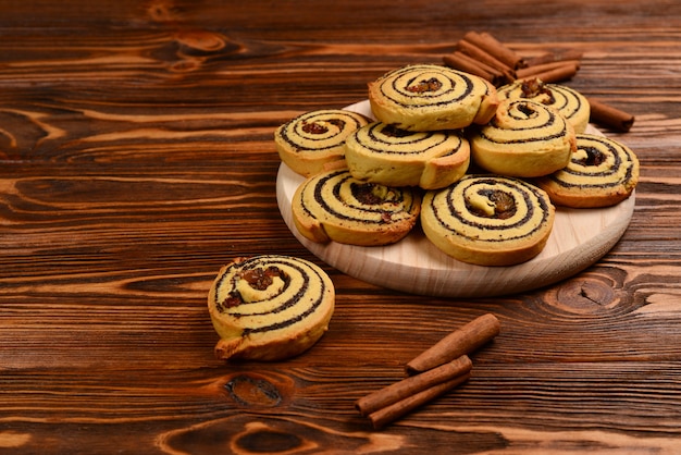 Foto zelfgemaakte gebakken koekjes met rozijnen en maanzaad.