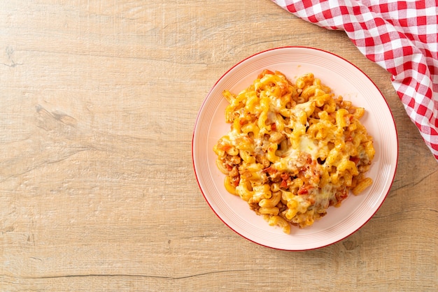 zelfgemaakte gebakken macaroni bolognese met kaas - Italiaans eten