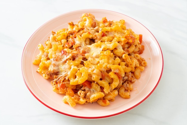 zelfgemaakte gebakken macaroni bolognese met kaas - Italiaans eten