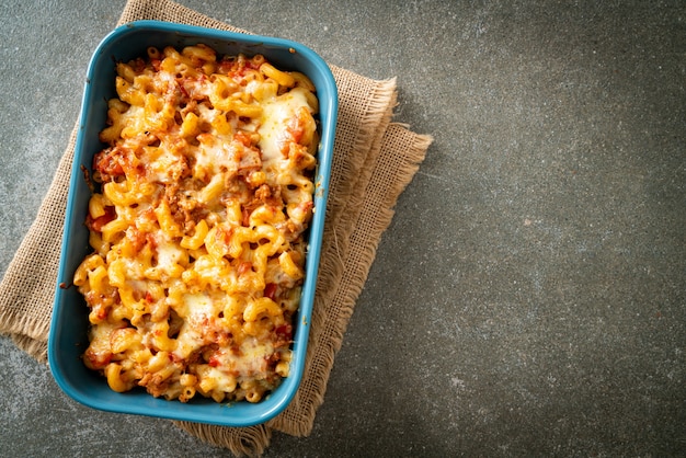 zelfgemaakte gebakken macaroni bolognese met kaas - Italiaans eten