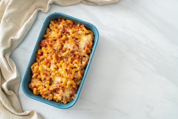 zelfgemaakte gebakken macaroni bolognese met kaas - Italiaans eten