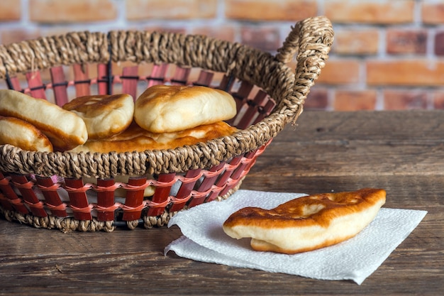 Zelfgemaakte gebakken pasteitjes op houten tafel