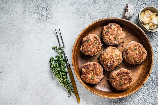 Zelfgemaakte gebakken schnitzels van rundvlees en varkensvlees.