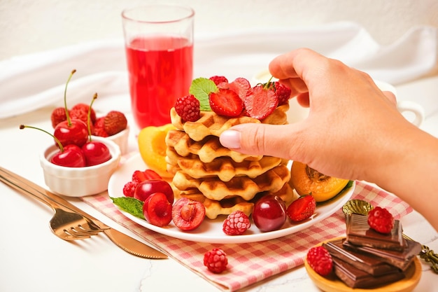 Zelfgemaakte gebakken traditionele belgische wafels met bessen