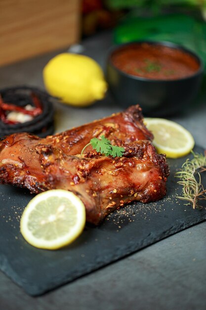 Zelfgemaakte gebraden rat Steakmes vork dipsaus steakmes aardappelpartjes close-up