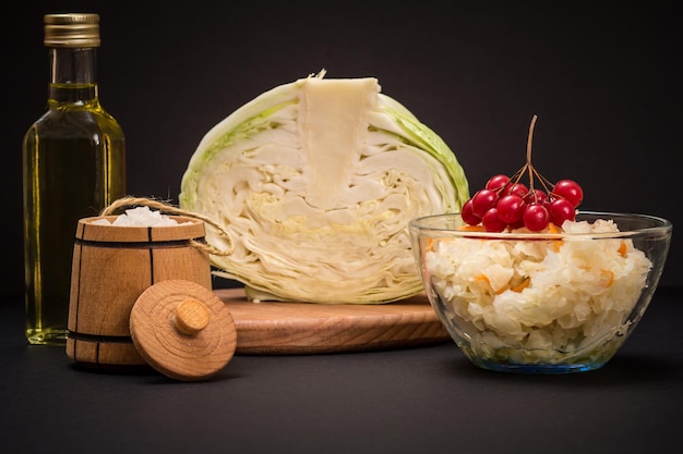 Zelfgemaakte gefermenteerde kool in een glazen kom Veganistische salade Eten geweldig voor een goede gezondheid