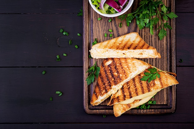 Zelfgemaakte gegrilde kaas sandwich voor het ontbijt