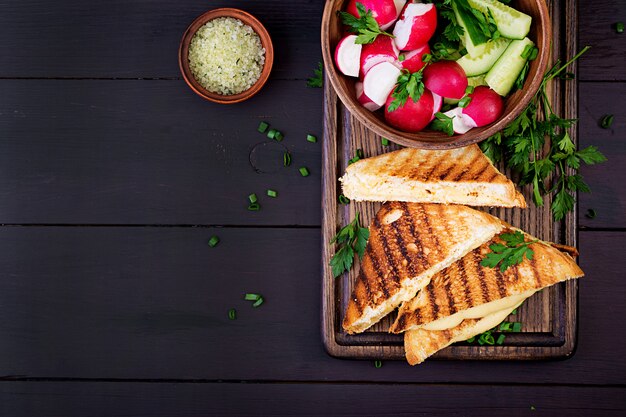 Zelfgemaakte gegrilde kaas sandwich voor het ontbijt