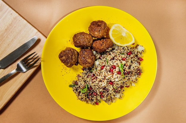 Zelfgemaakte gehaktballen met portie gebakken rijst voor lunch of diner Bovenaanzicht