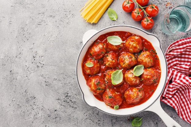 Zelfgemaakte gehaktballen met tomatensaus