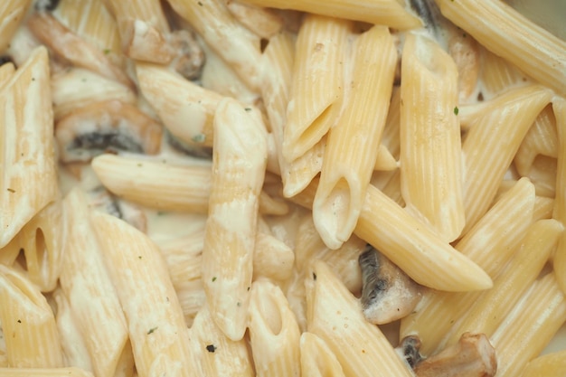 zelfgemaakte gekookte pasta in een bord op tafel
