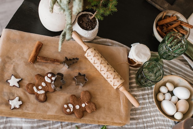 Zelfgemaakte gember kerstkoekjes versierd met glazuur ligt in rustieke stijl op tafel