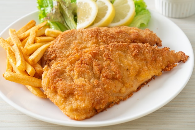 Zelfgemaakte Gepaneerde Weiner Schnitzel met Aardappelchips - Gebakken Kip Met Frietjes - Europese voedselstijl