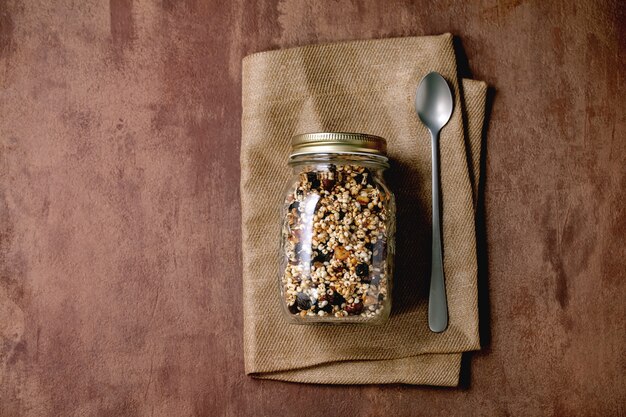 Zelfgemaakte gepofte gierstgranola